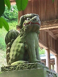 Lion (shi-shi) at the top of the staircase; the closed mouth symbolizes in (yang).