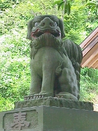 Lion at the top of the staircase approach; the open mouth symbolizes yo (ying).