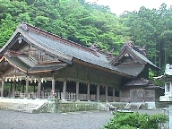 The two roofs of the main Miho Jinja shrine building.